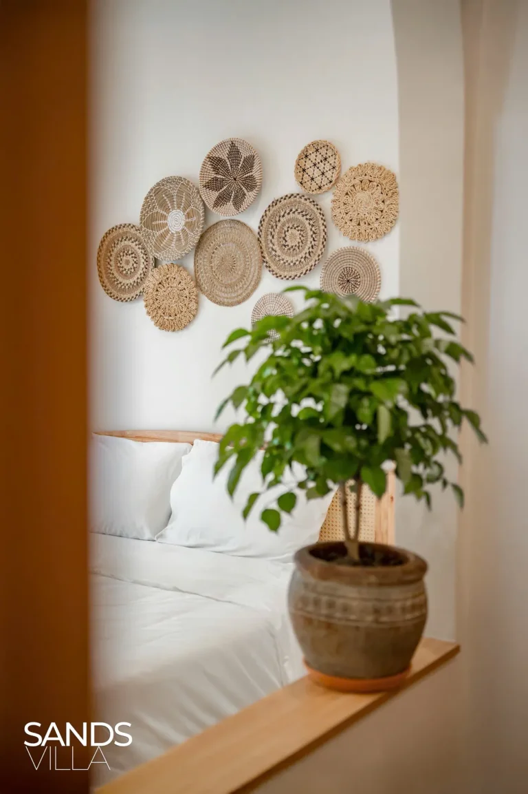 Chi tiết đĩa mây đan trang trí và chậu cây trong phòng ngủ Sands Villa C6-16